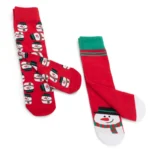 Weihnachtssocken-Set FELIZ – Das perfekte Geschenkset für die Weihnachtszeit!. ein Paar rote und grüne Socken.