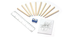 Malstifte mit Malbuch DECOR Set – Kreatives Set für Kinder und ideale Werbeartikel. Abbildung eines kleinen Künstler-Sets mit Malbuch, zehn Holzbuntstiften, Lineal und Spitzer. Das Logo ist auf dem Karton aufgedruckt.