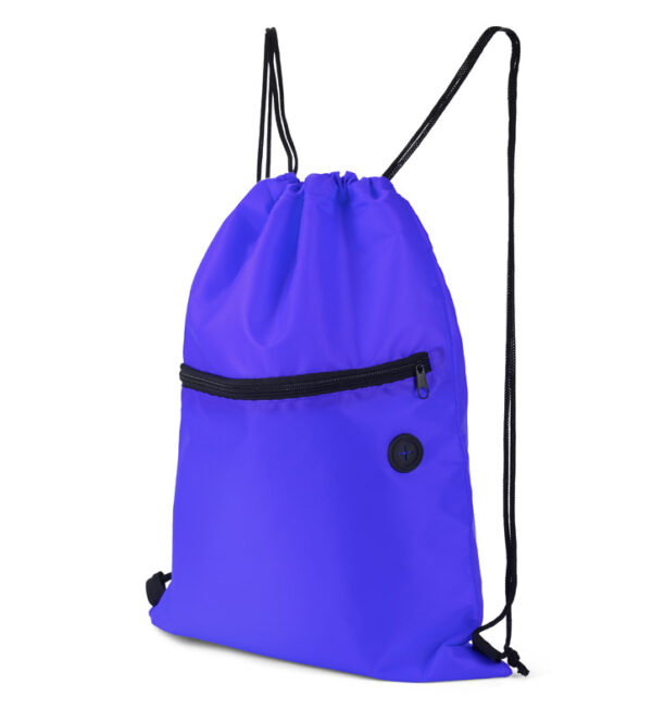 Thermobeutel COOL – Der ideale Werbeartikel für die Weihnachtszeit. ein blauer Rucksack mit schwarzem Riemen.