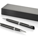 Schreibset VERMONT: Klassische Eleganz und Funktionalität. Ein Etui mit einem Set aus Kugelschreiber und Kugelschreiber. Jedes Element kann personalisiert werden. Alles in Schwarz.